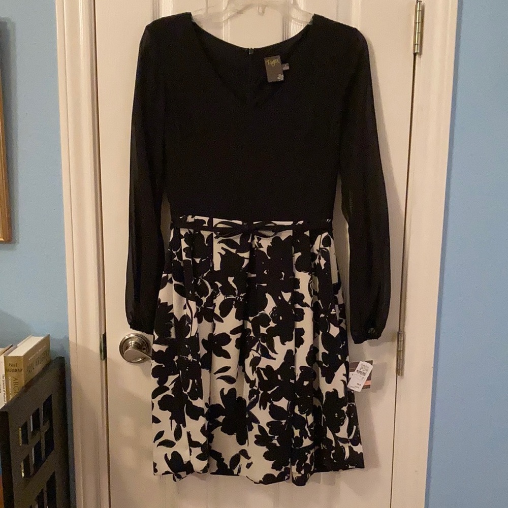 NWT Taylor black v-neck dress, 2